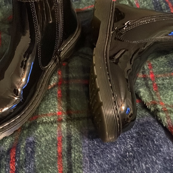 Black patent leather ankle boots with inside zipper - Picture 5 of 5